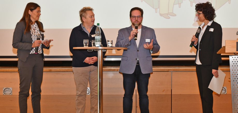 Der Erste Kreisbeigeordnete Pascal Badziong und die Koblenzer Bürgermeisterin Ulrike Mohrs eröffneten die Veranstaltung mit einem gemeinsamen Dialoggespräch.