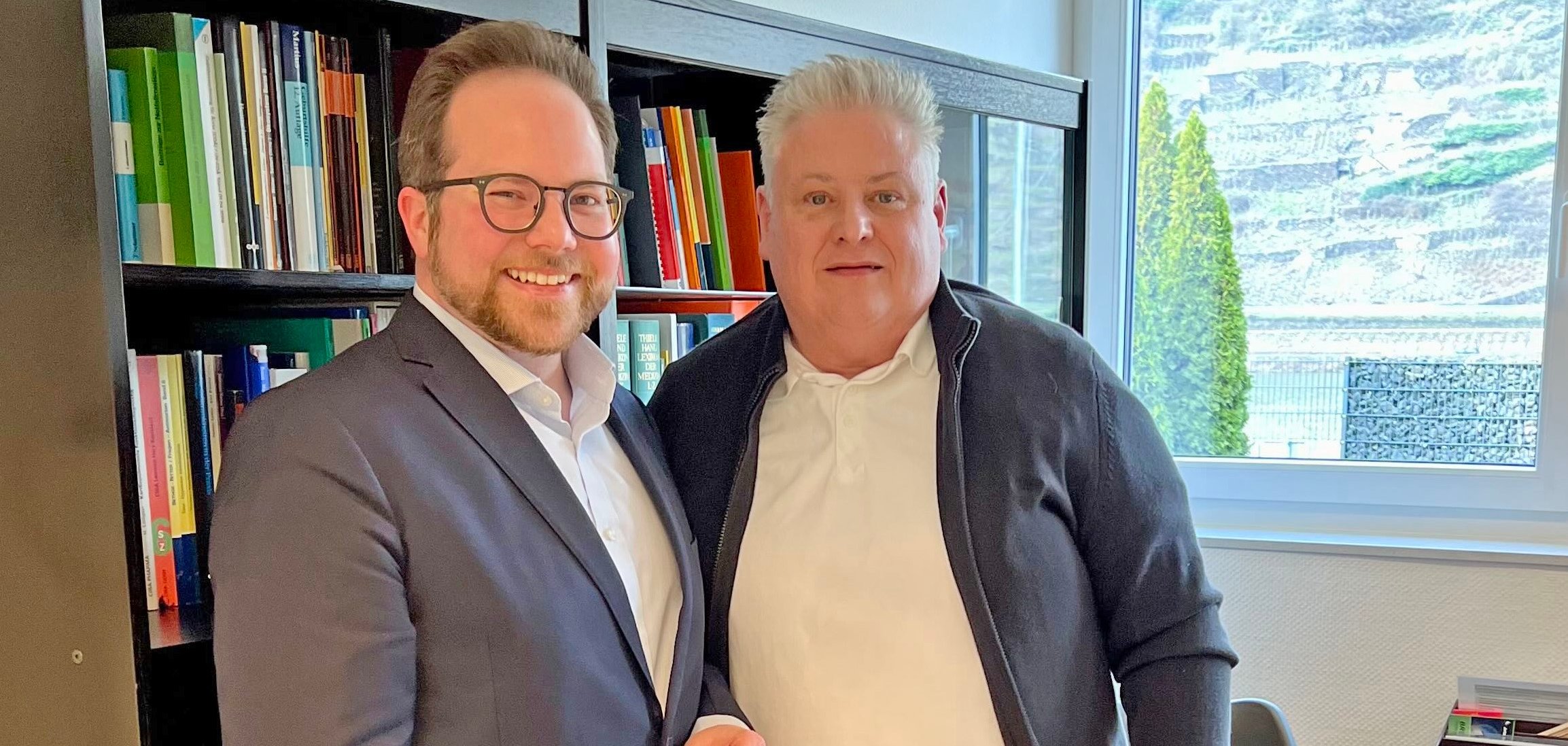 Der Erste Kreisbeigeordnete Pascal Badziong (links) besuchte Dr. Albrecht Reinicke in seiner Praxis in Oberfell und sprach mit dem Hausarzt über seine Beweggründe zur Praxisübernahme im Landkreis Mayen-Koblenz. 
