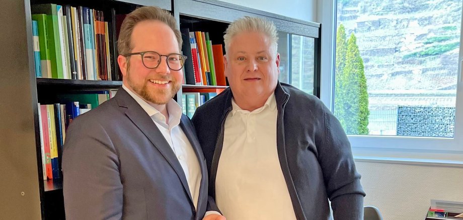 Der Erste Kreisbeigeordnete Pascal Badziong (links) besuchte Dr. Albrecht Reinicke in seiner Praxis in Oberfell und sprach mit dem Hausarzt über seine Beweggründe zur Praxisübernahme im Landkreis Mayen-Koblenz. 