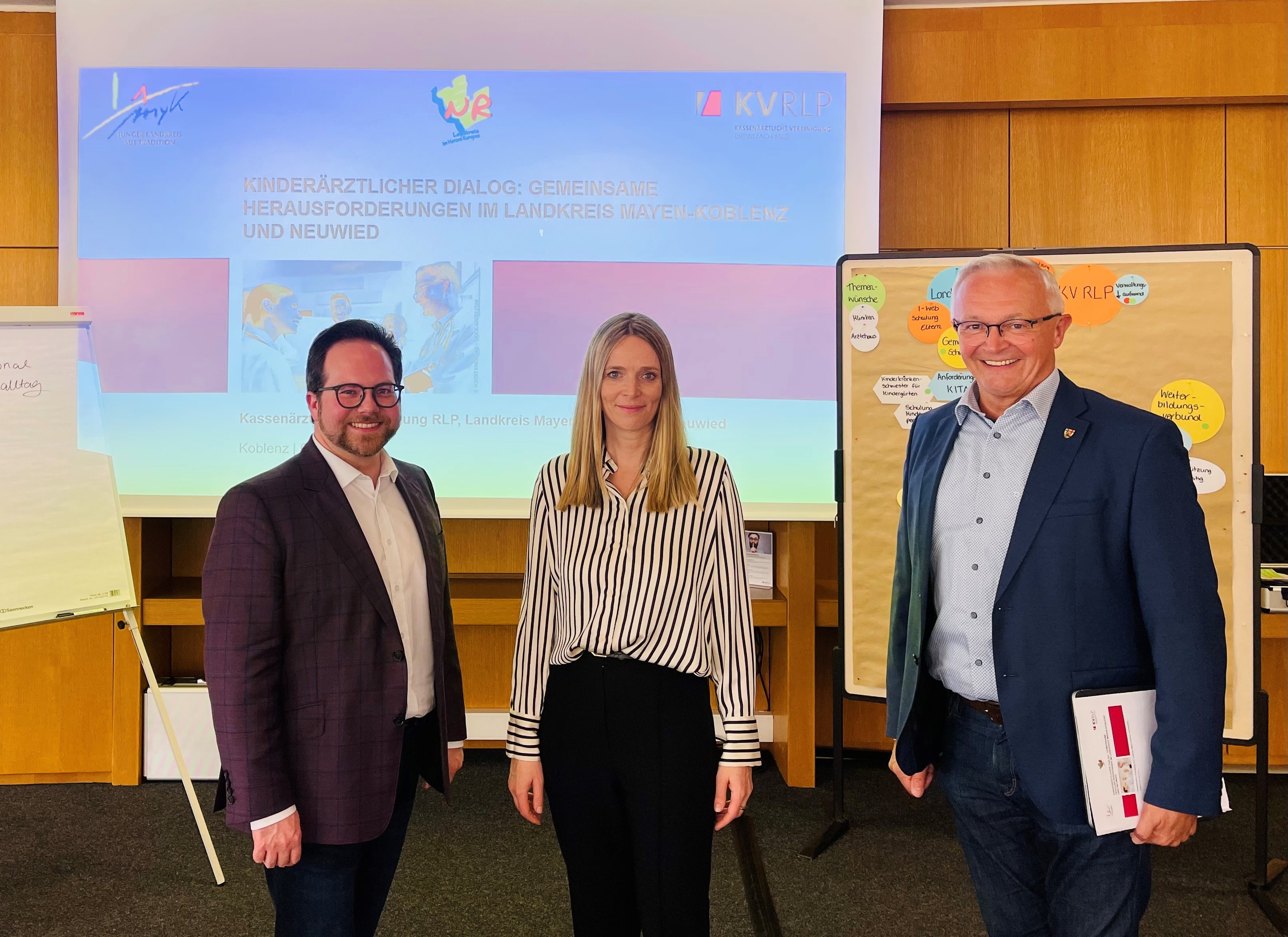 Der Erste Kreisbeigeordnete Pascal Badziong (links) und der Neuwieder Landrat Achim Hallerbach äußerten sich anerkennend zum Auftakt des Dialogs mit der Kassenärztliche Vereinigung Rheinland-Pfalz und Referentin Melitta Fechner. 