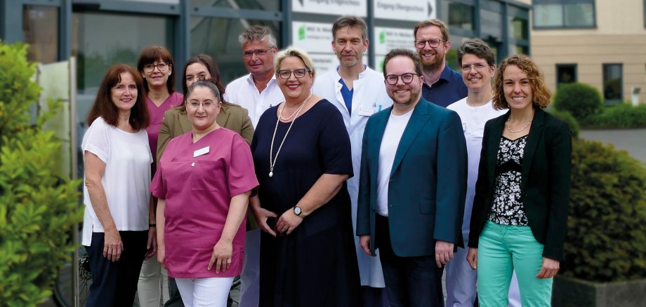 Die Kardiologen Dr. Christina Bim (2.v.r.) und Dr. Christoph Schittek (5.v.l.) sowie die Medizinischen Fachangestellten Abir Ali (4.v.l.) und Verena Einig (2.v.l.) betreuen Herzpatienten nun auch in Funktion eines Telemedizinischen Zentrums. Die Kardiologen Dr. Christina Bim (2.v.r.) und Dr. Christoph Schittek (5.v.l.) sowie die Medizinischen Fachangestellten Abir Ali (4.v.l.) und Verena Einig (2.v.l.) betreuen Herzpatienten nun auch in Funktion eines Telemedizinischen Zentrums.