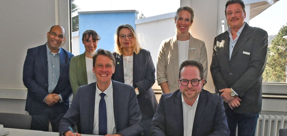 Der Erste Kreisbeigeordnete Pascal Badziong (vorne rechts) besiegelte den Beitritt zum Netzwerk mre-netz regio rhein-ahr gemeinsam mit Prof. Dr. Nico Mutters vom Universitätsklinikum Bonn (vorne links). 