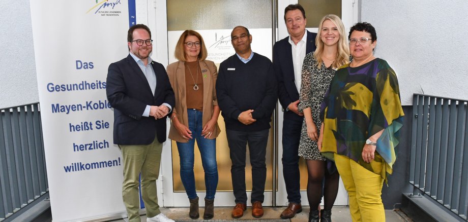 Der Erste Kreisbeigeordnete Pascal Badziong (links) freut sich gemeinsam mit Dr. Raj Chakupurakal (3.v.l.) , Leiter des Gesundheitsamt Mayen-Koblenz, und den zuständigen Mitarbeitern über den gelungenen Aktionstag. Der Erste Kreisbeigeordnete Pascal Badziong (links) freut sich gemeinsam mit Dr. Raj Chakupurakal (3.v.l.) , Leiter des Gesundheitsamt Mayen-Koblenz, und den zuständigen Mitarbeitern über den gelungenen Aktionstag.