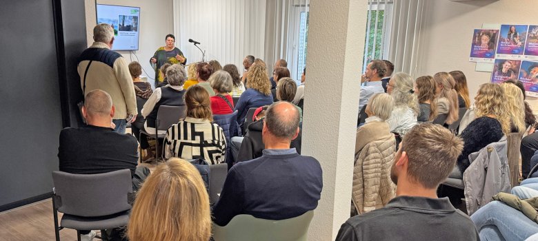Rund 150 Interessierte nutzten das Informations- und Beratungsangebot, zu dem der Landkreis Mayen-Koblenz und die Stadt Koblenz im Rahmen der bundesweiten Woche der Seelischen Gesundheit eingeladen hatten.  Rund 150 Interessierte nutzten das Informations- und Beratungsangebot, zu dem der Landkreis Mayen-Koblenz und die Stadt Koblenz im Rahmen der bundesweiten Woche der Seelischen Gesundheit eingeladen hatten.
