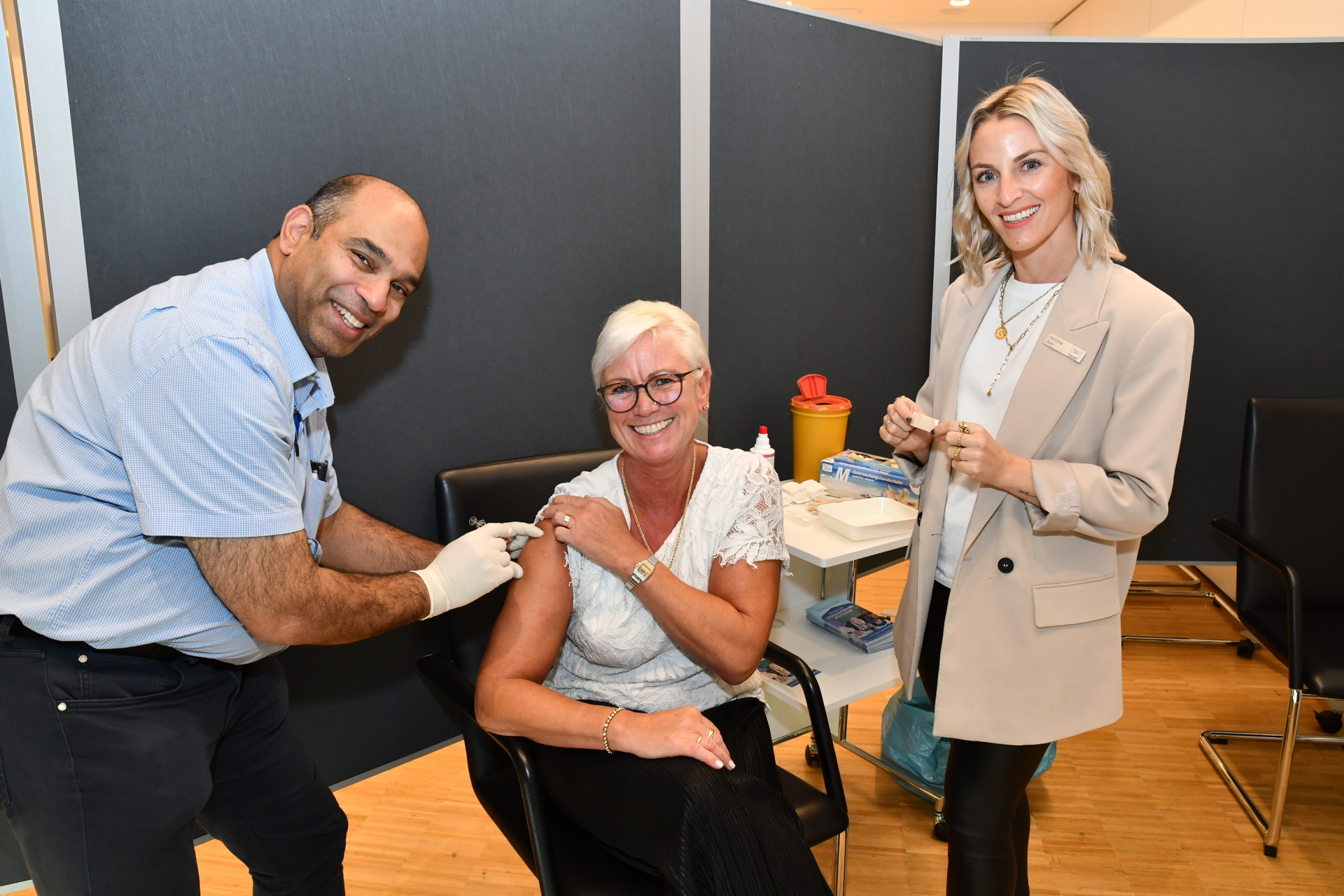 Dr. Raj Chakupurakal (links), Leiter des Gesundheitsamtes Mayen-Koblenz, und BGM-Beauftragte Christina Auer (rechts) bei der Grippeschutzimpfung. Dr. Raj Chakupurakal (links), Leiter des Gesundheitsamtes Mayen-Koblenz, und BGM-Beauftragte Christina Auer (rechts) bei der Grippeschutzimpfung.