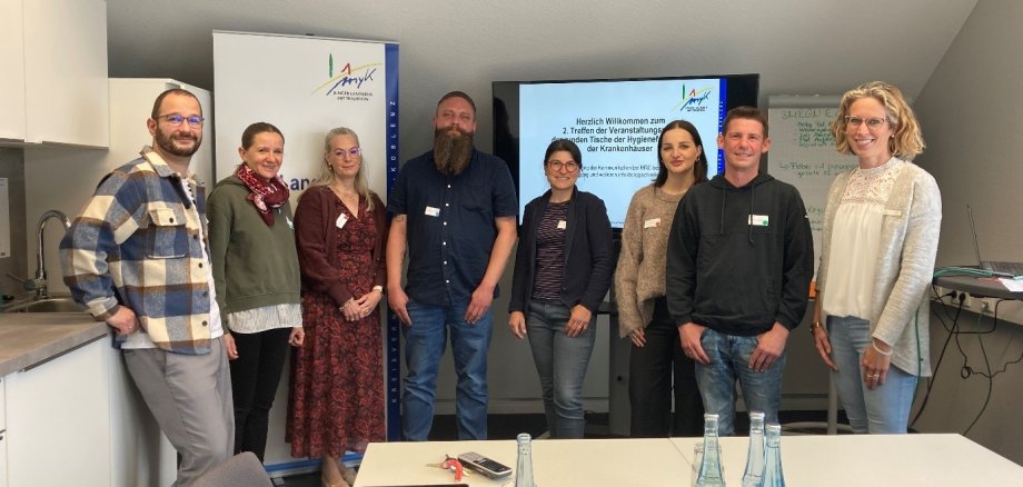 von links nach rechts: Herr Henning (BDH Klinik Vallendar), Frau van den Boom (Sankt Nikolaus-Stiftshospital Andernach), Frau Lammers und Herr Selke (Gemeinschaftsklinikum Mittelrhein), Frau Simon (kath. Klinikum Koblenz Montabaur), Frau Kaiser und Herr Steil (Rhein-Mosel-Fachklinik, Andernach) und Frau Krupp (Kreisverwaltung Mayen-Koblenz)