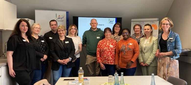 von links nach rechts: Frau Wilhelmi-Klein (Alten- und Pflegeheim St. Martin, Ochtendung), Frau Nees (Caritashaus Klösterchen, Mayen), Herr Gehm (Seniorensitz auf der Karthause, Koblenz), Frau Jost (Altenzentrum Sankt Stefan Stiftung, Andernach), Frau Stein (Villa Toscana, Kottenheim), Herr Eller (Seniorenzentrum Marienstift, Andernach), Frau Ditandy (Seniorenzentren Sankt Josef, Münstermaifeld und Maria vom Siege, Plaidt), Frau Schütt (Seniorenzentrum Bodelschwingh, Koblenz), Frau Zoungrana (CMS Pflegewohnstift, Sankt Sebastian), Frau Kingston (Stiftung Bethesda- Sankt Marin, Haus im Rebenhang, Winningen), Frau Pero (Wohnstift Sankt Martn, Koblenz) und Julia Krupp (Kreisverwaltung Mayen-Koblenz) von links nach rechts: Frau Wilhelmi-Klein (Alten- und Pflegeheim St. Martin, Ochtendung), Frau Nees (Caritashaus Klösterchen, Mayen), Herr Gehm (Seniorensitz auf der Karthause, Koblenz), Frau Jost (Altenzentrum Sankt Stefan Stiftung, Andernach), Frau Stein (Villa Toscana, Kottenheim), Herr Eller (Seniorenzentrum Marienstift, Andernach), Frau Ditandy (Seniorenzentren Sankt Josef, Münstermaifeld und Maria vom Siege, Plaidt), Frau Schütt (Seniorenzentrum Bodelschwingh, Koblenz), Frau Zoungrana (CMS Pflegewohnstift, Sankt Sebastian), Frau Kingston (Stiftung Bethesda- Sankt Marin, Haus im Rebenhang, Winningen), Frau Pero (Wohnstift Sankt Martn, Koblenz) und Julia Krupp (Kreisverwaltung Mayen-Koblenz)
