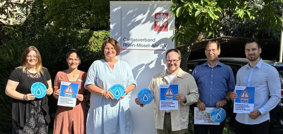 Christiane Böttcher, Bereichsleitung Soziale Dienste des Caritasverbands Rhein-Mosel-Ahr e. V. (3. v. l.) und der Erste Kreisbeigeordneter Pascal Badziong (4 v. l.), setzen sich gemeinsam mit der Stadt Andernach für mehr Hitzeschutz und Gesundheitsvorsorge im Landkreis Mayen-Koblenz ein. Christiane Böttcher, Bereichsleitung Soziale Dienste des Caritasverbands Rhein-Mosel-Ahr e. V. (3. v. l.) und der Erste Kreisbeigeordneter Pascal Badziong (4 v. l.), setzen sich gemeinsam mit der Stadt Andernach für mehr Hitzeschutz und Gesundheitsvorsorge im Landkreis Mayen-Koblenz ein.